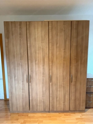 Kleiderschrank Bild 4