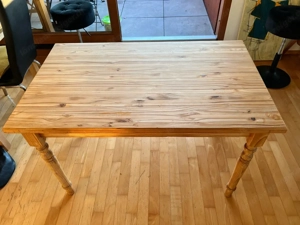 Holztisch 