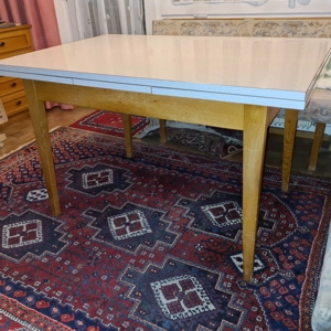 Goßer Tisch (ausziehbar) und 4 Stühle zu verschenken Bild 2