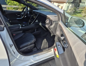 Mercedes Benz EQE 300 AHK EZ 06 2025 Bild 9