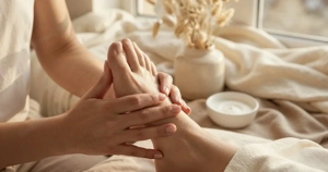 Entspannung bei dir zuhause Wohltuende Fußmassage   junger Mann Bild 2