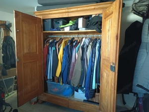 Alter Bauernholzschrank Bild 2