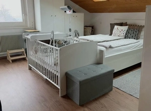 Gitterbett mit Träumeland Matratze und Wickelauflage Bild 2