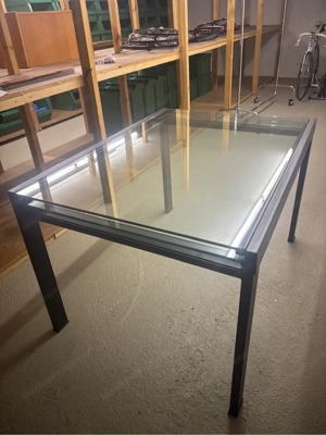 ausziehbarer Glastisch