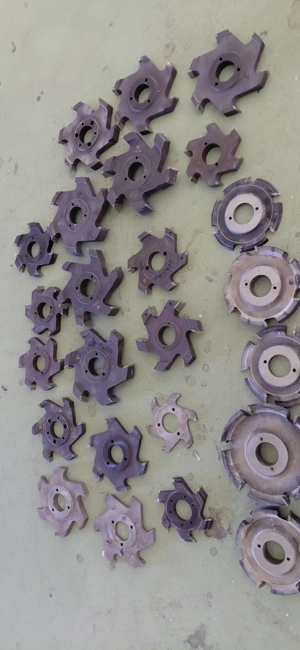 verkaufe 24 zum teil neue fräser messer neu aufgesetzte schneiden !
