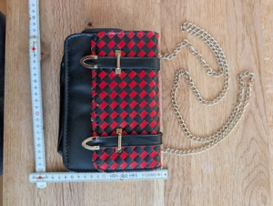 Stylische Umhängetasche   Clutch in Schwarz-Rot mit Gold-Details Bild 2