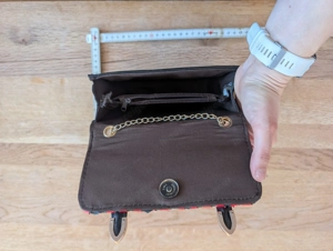 Stylische Umhängetasche   Clutch in Schwarz-Rot mit Gold-Details Bild 5