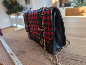 Stylische Umhängetasche   Clutch in Schwarz-Rot mit Gold-Details Bild 4
