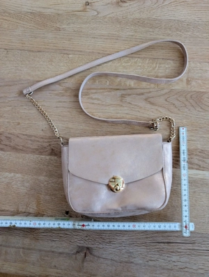 Elegante Umhängetasche in Nude Rosé mit Gold-Details