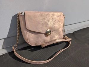 Elegante Umhängetasche in Nude Rosé mit Gold-Details Bild 2