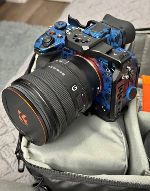 Ich verkaufe meine Sony a7R V mit nur 1846 Auslösungen und umfangreichem Zubehör.