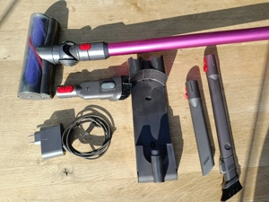 Dyson V8 motorhead+ Akku-Staubsauger Bild 2