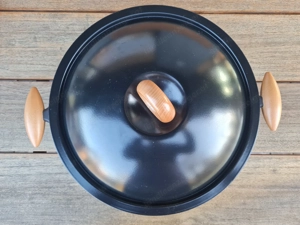 WOK mit Holzstäbchen