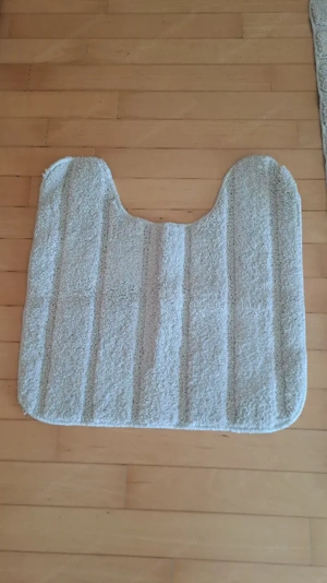 Neuer WC Teppich Größe 110 x65    50 x50 zu verkaufen nur Telefonisch erreichbar 0650 7104126 Danke  Bild 2