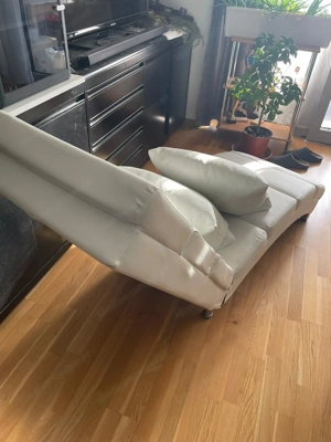 Weißer Sessel aus Kunstleder Bild 3