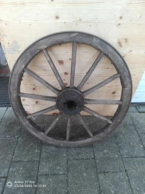 Altes Wagenrad Bild 2