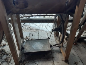 Alter Nähmaschinentisch inkl. Nähmaschine Bild 2