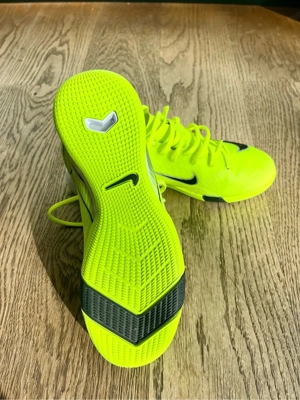 Hallenschuh Nike Gr 39 Bild 3