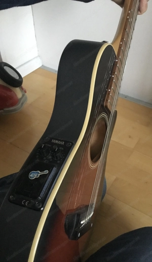 Yamaha halbakustische Wandergitarre Bild 5