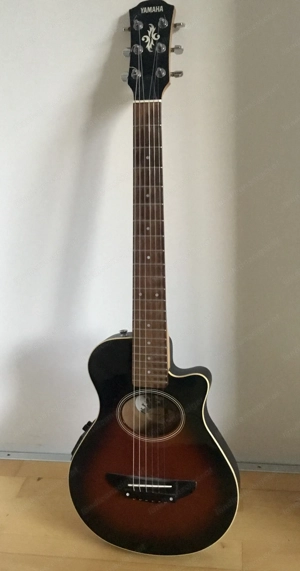 Yamaha halbakustische Wandergitarre Bild 2