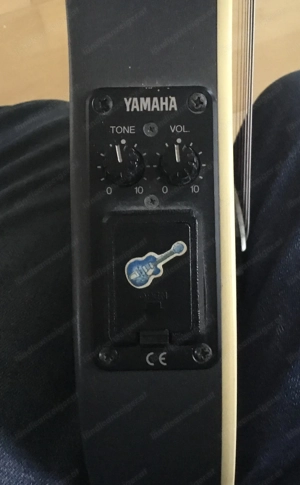 Yamaha halbakustische Wandergitarre Bild 3