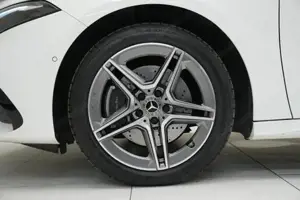 MERCEDES-BENZ A 250 e Kompaktlimousine mit EQ Hybrid Technologie AMG Line Bild 5