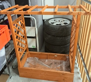 Hochbeet mit hängendem Dach Bild 2