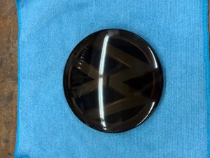 VW Touareg III CR Front Emblem   Logo schwarz mit ACC Bild 2