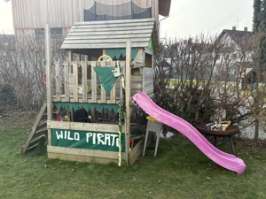 Spielhaus mit Rutsche Bild 2