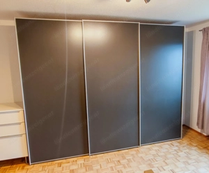 Kleiderschrank 300 L x 240 H x 65 T mit drei Schiebetüren