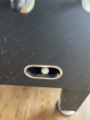 Stabiles Tischfussball mit beidseitiger Getränkehalterung Bild 4