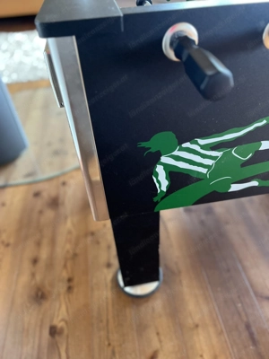 Stabiles Tischfussball mit beidseitiger Getränkehalterung Bild 5