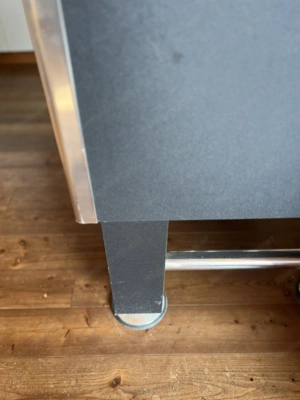 Stabiles Tischfussball mit beidseitiger Getränkehalterung Bild 3