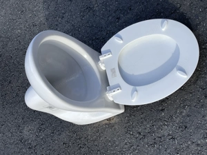 WC mit Deckel Bild 4