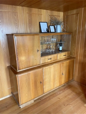 alter Schrank mit Glasvitrine Bild 2