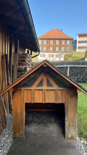 Hundehütte aus massivem Holz   zu verschenken