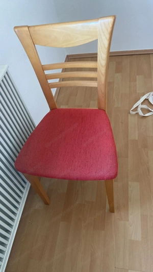 Eckbank mit 3 Stühlen in der Farbe rot, leichte Gebrauchspuren Bild 3