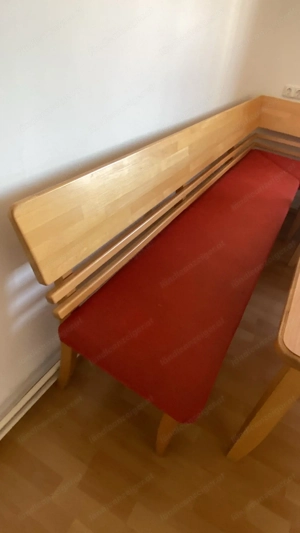 Eckbank mit 3 Stühlen in der Farbe rot, leichte Gebrauchspuren Bild 2
