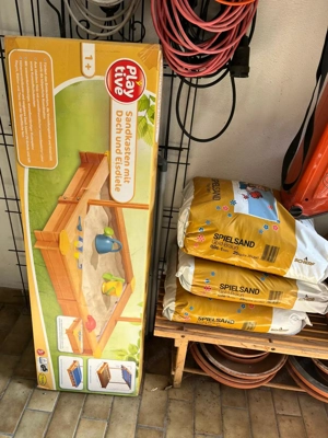 Sandkasten mit Dach und Eisdiele inkl. 3 x 25 kg Sandsäcke zu verschenken