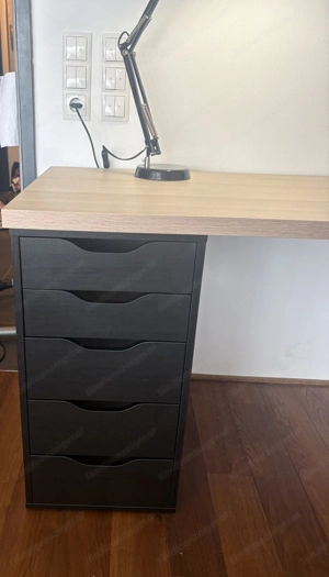 IKEA Schreibtisch mit Schubladen, Lampe und Wandregal   Set Bild 2
