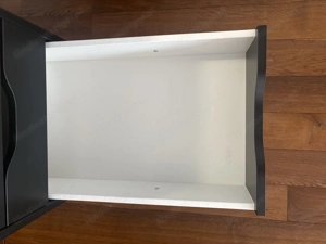 IKEA Schreibtisch mit Schubladen, Lampe und Wandregal   Set Bild 3