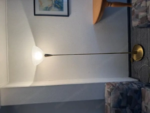 Stehlampe aus Messing mit Glasschirm Bild 2