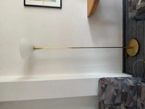 Stehlampe aus Messing mit Glasschirm Bild 3