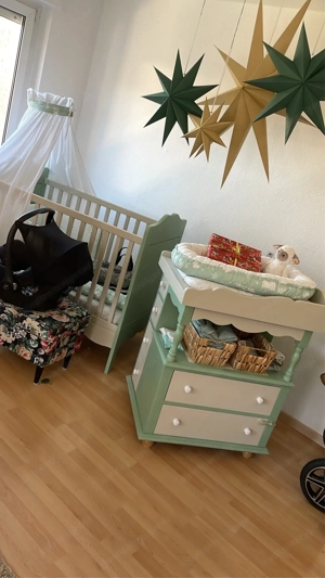 Babybett und Wickelkommode aus Massivholz Bild 3