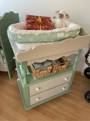 Babybett und Wickelkommode aus Massivholz Bild 2