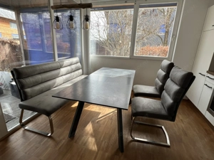 Tisch mit Sitzbank und 2 Stühlen