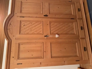 Gardarobenschrank und Gardarobe aus massivem Fichtenholz