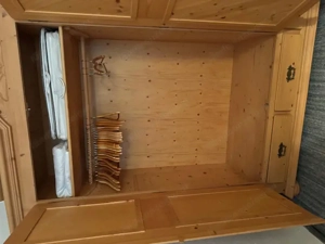 Kleiderschrank aus massivem Fichtenholz Bild 3