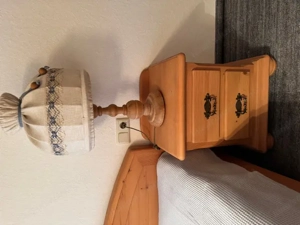 Fichtenholz-Doppelbett mit 2 Nachtkästchen und 2 Nachttischlampen Bild 5