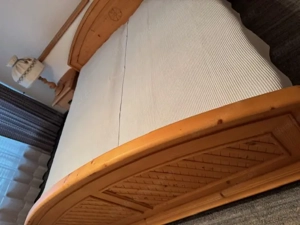 Fichtenholz-Doppelbett mit 2 Nachtkästchen und 2 Nachttischlampen Bild 3